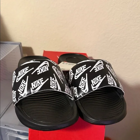 Nike Slide Sandals in Black with White Logo Print - Picture 4 of 7